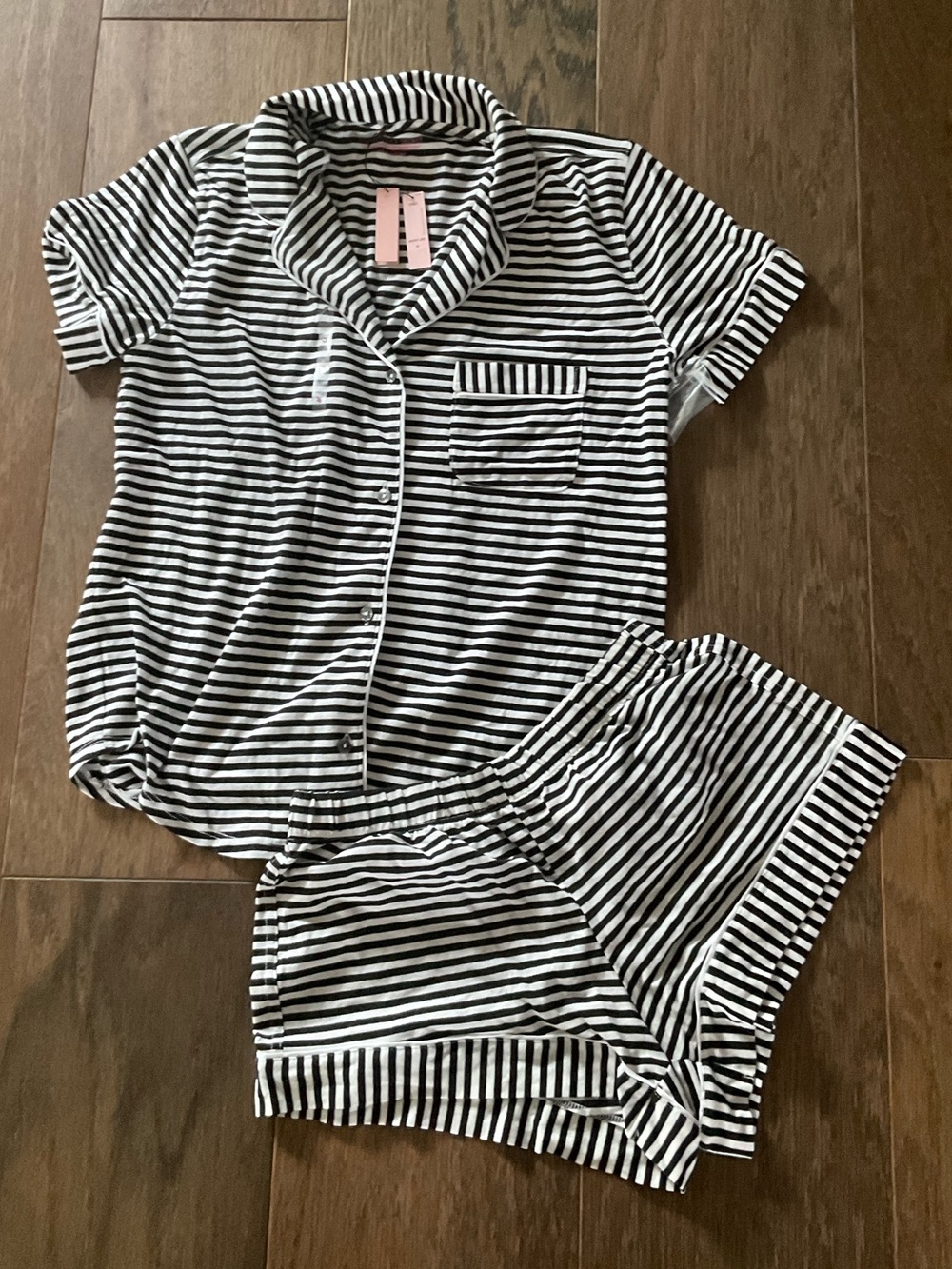 .VICTORIA'S SECRET Short Pajama Set
Size: Small
Color: Black & White Stripe